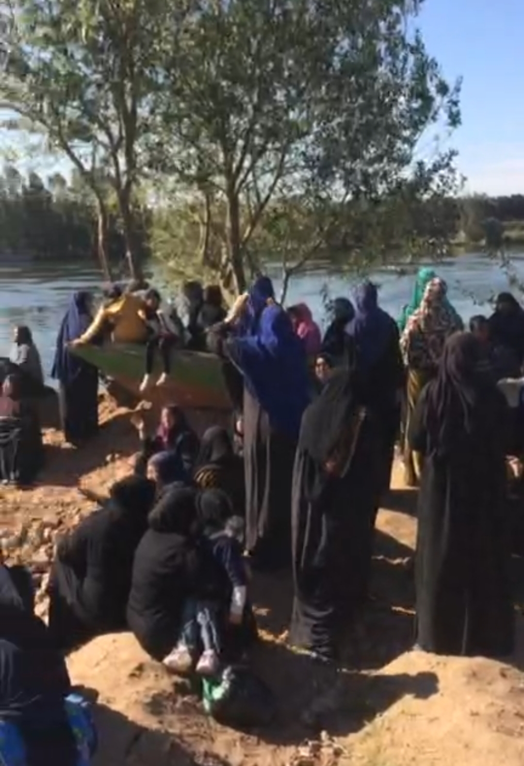 تجمع الأهالي للبحث عن ضحية حادث غرق سيارة