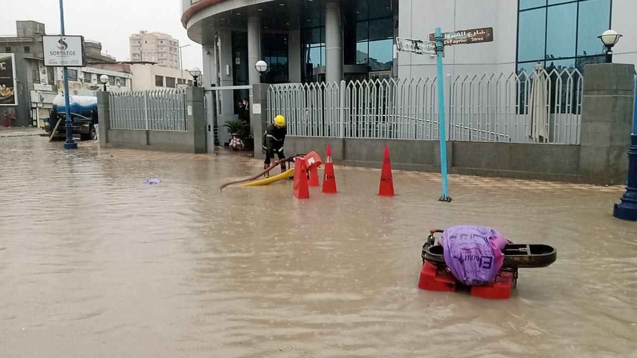 رفع مياه الأمطار بشوارع مطروح