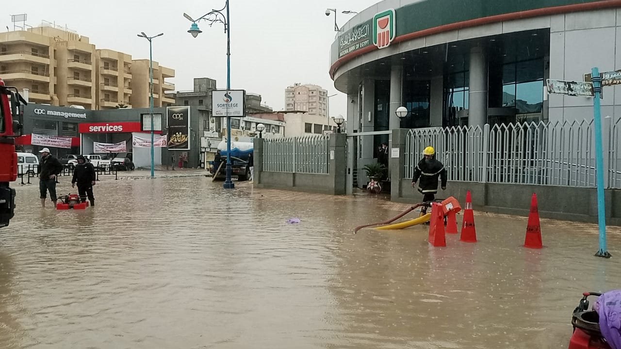 مياه الأمطار تحاصر البنك الاهلى