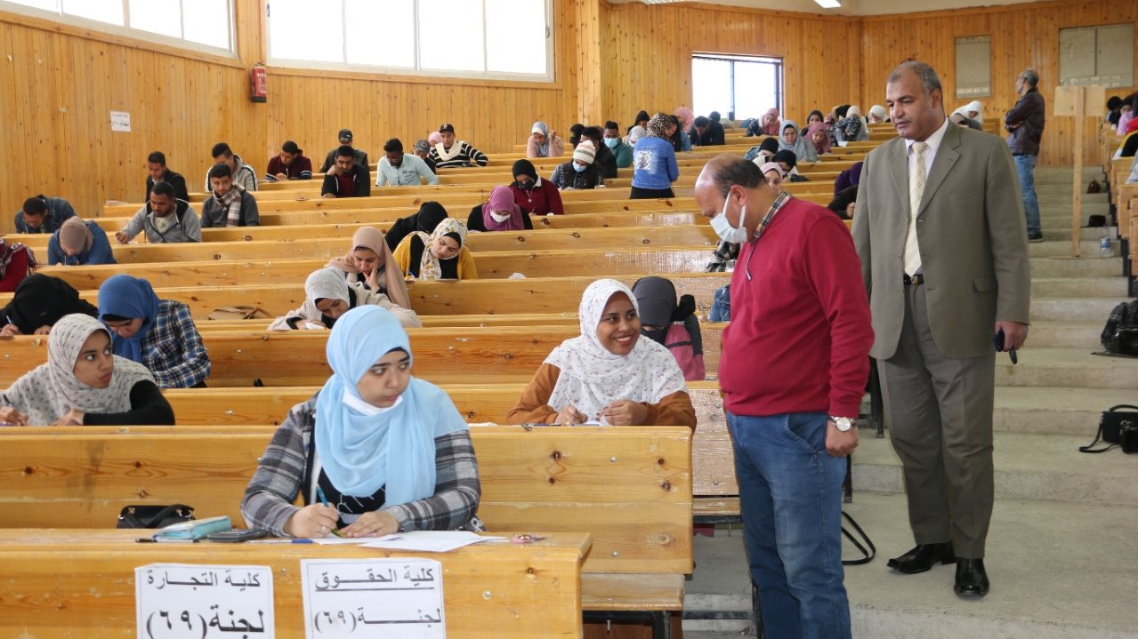 لجان الإمتحانات بجامعة جنوب الوادى