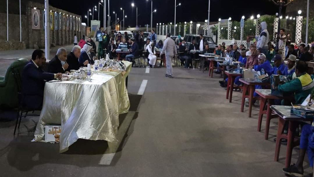 فودة وسط عمال النظافة 