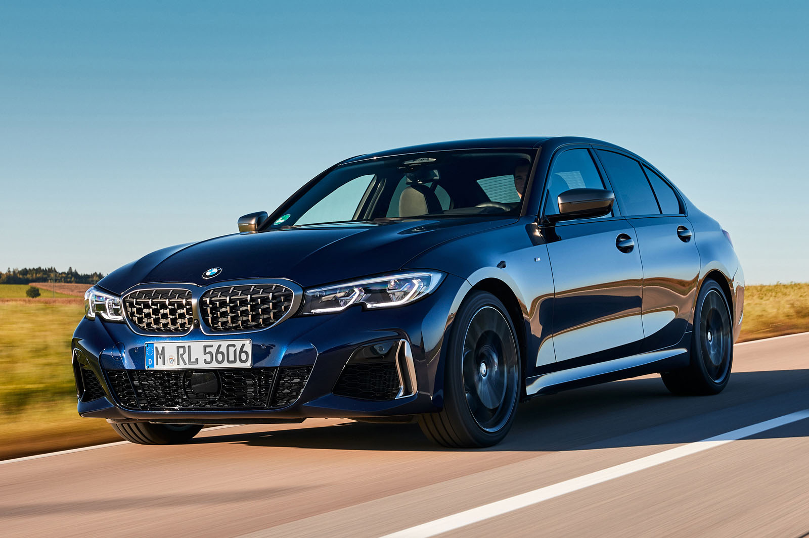 هل تتمتع Mercedes-AMG A35 بفرصة مواجهة  BMW M340i؟ ..فيديو