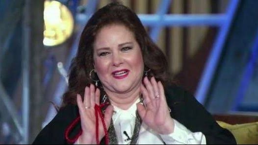 الفنانة الراحلة دلال عبد العزيز وسبحتها الحمراء 