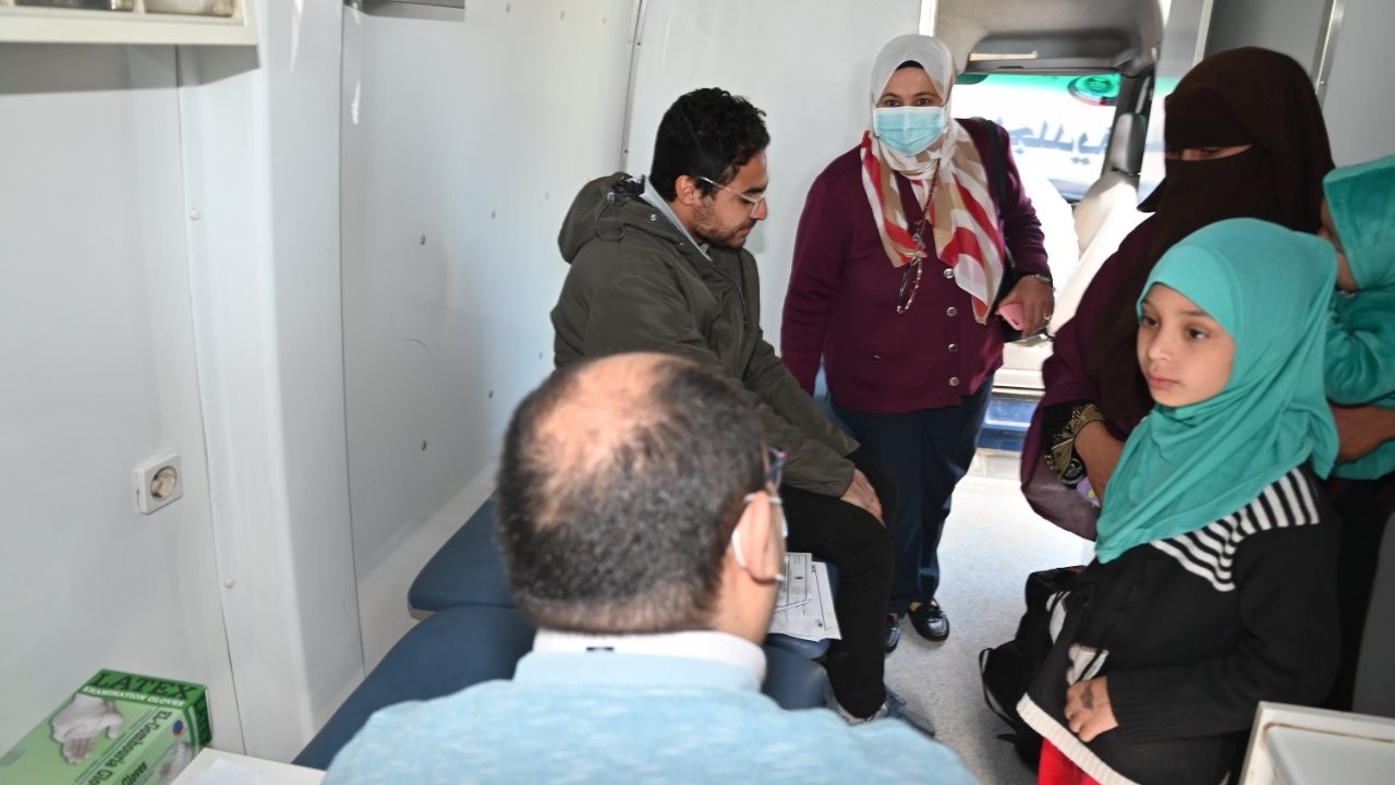 أطباء القافلة أثناء الكشف الطبى على الاهالى