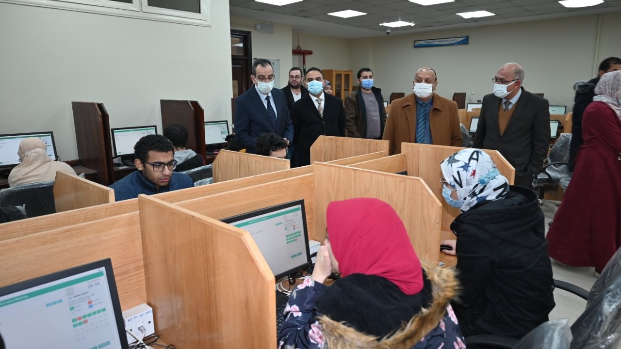 رئيس جامعة الفيوم أثناء الجولة