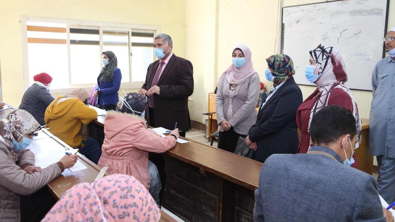 نائب رئيس جامعة الفيوم أثناء تفقده الأمتحانات