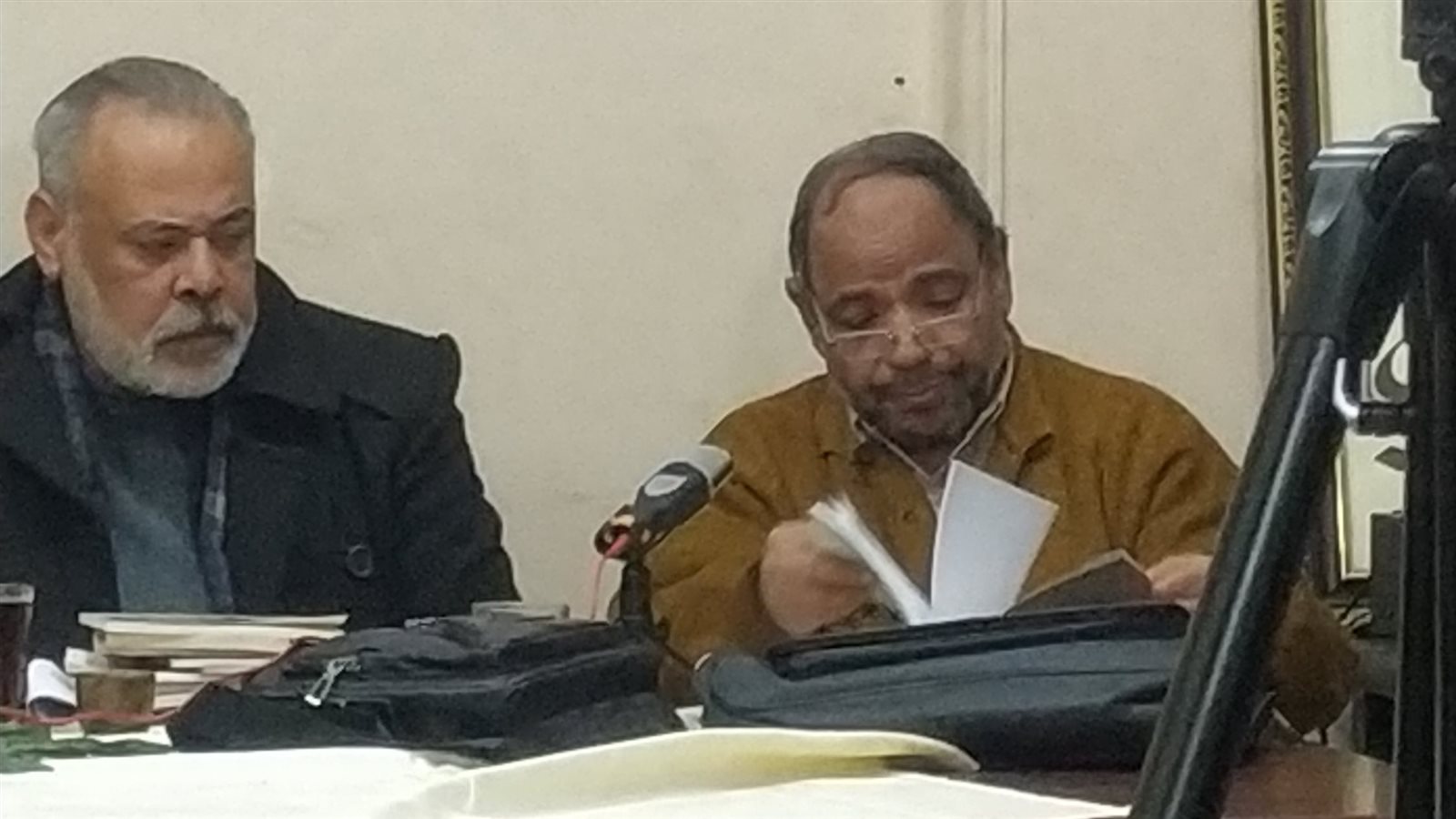 على اليمين د.محمد السيد إسماعيل ويجاوره الشاعر مسعود شومان