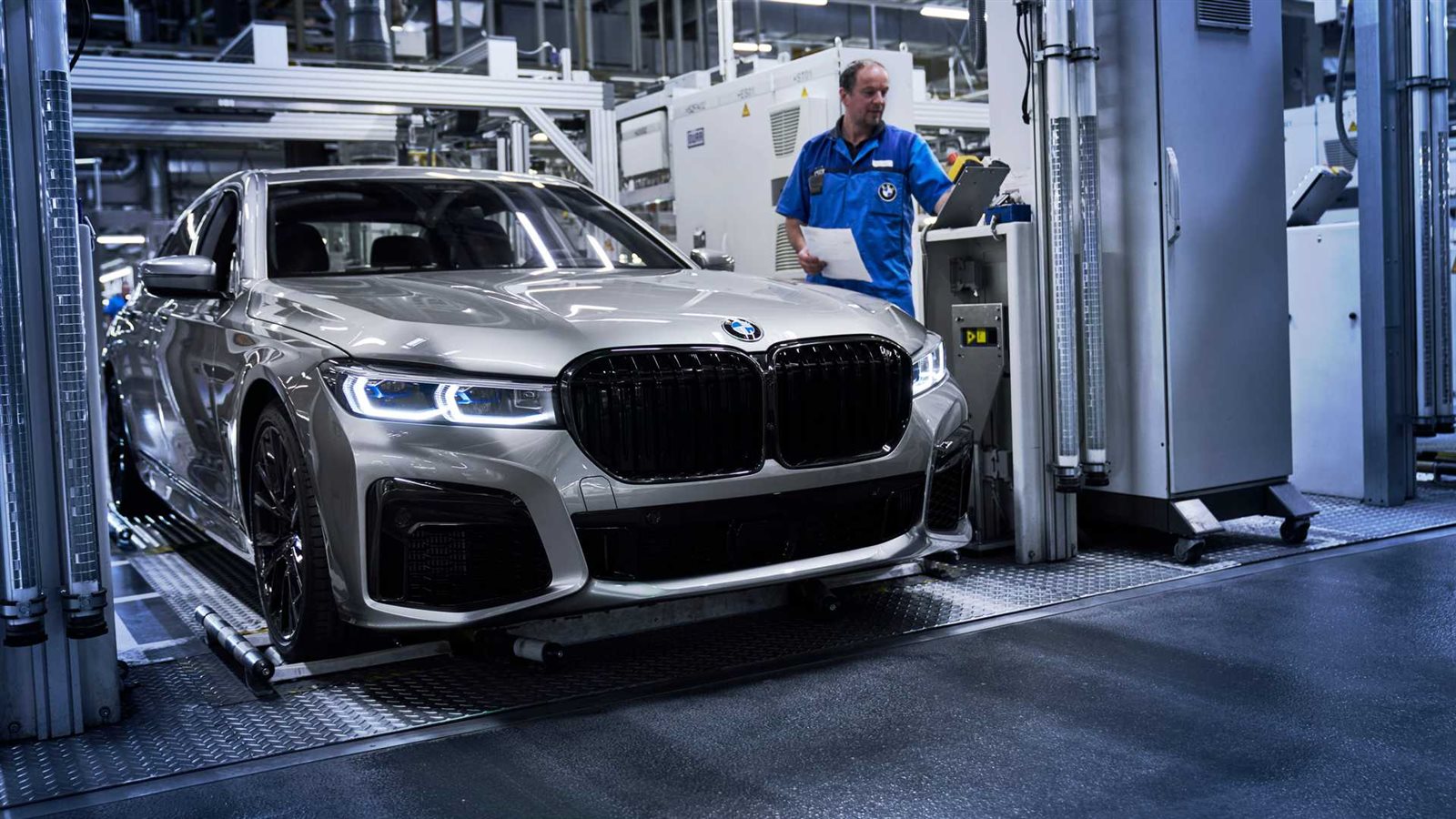 BMW  تنهي انتاج محرك V12 بطرح إصدارات محدودة من M760i| صور