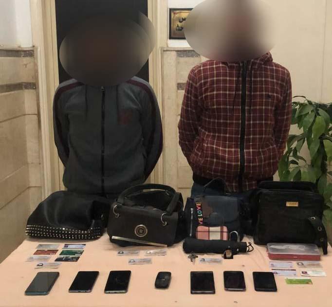 المتهمين بسرقة الهواتف والحقائب