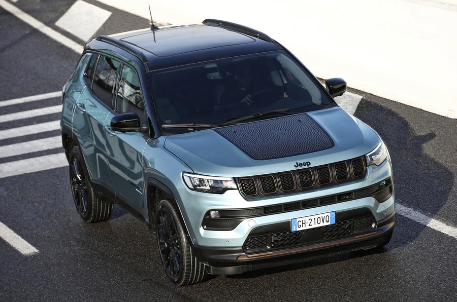 Jeep تكشف عن طرازات جديدة هجينة RenegadeوCompass 