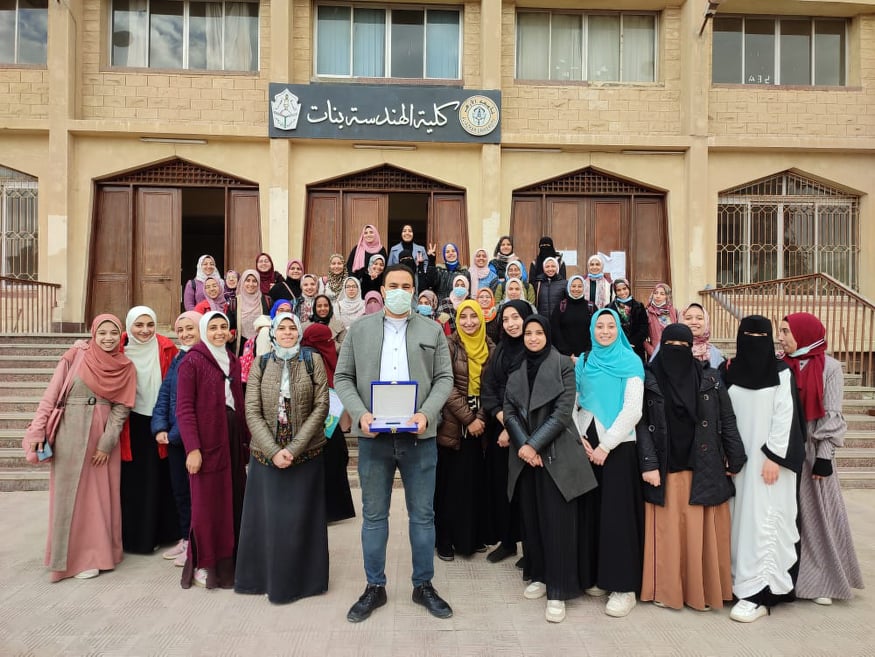 طالبات هندسة الأزهر يكرمن الدكتور محمود حسن
