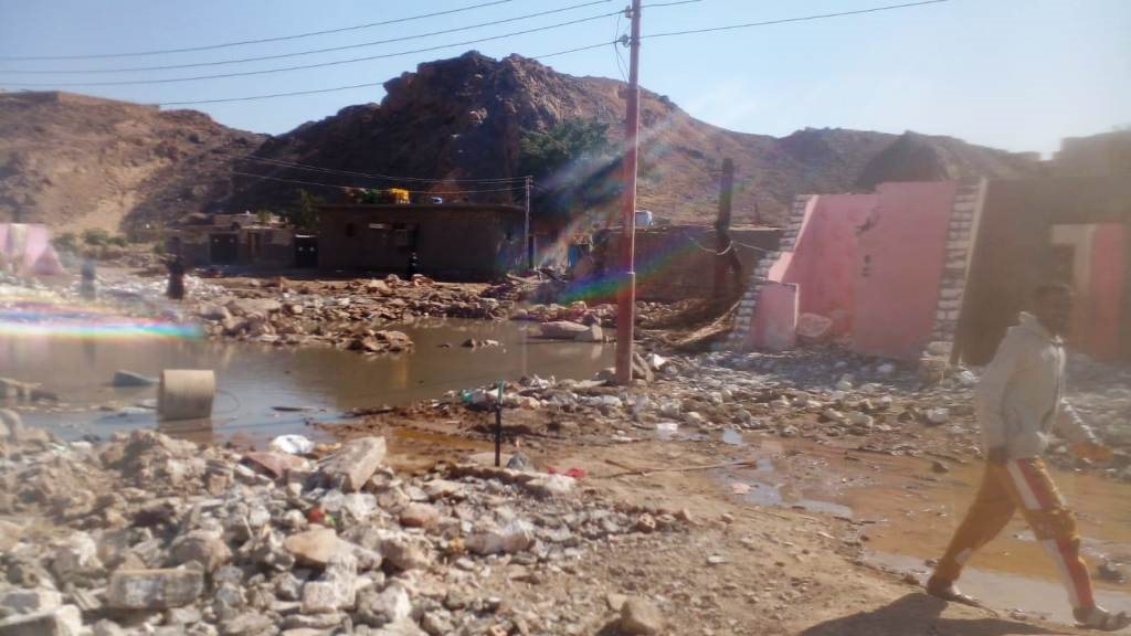 جانب من إزالة المنازل المخالفة بمخرات السيول بأسوان جانب من إزالة المنازل المخالفة بمخرات السيول بأسوان