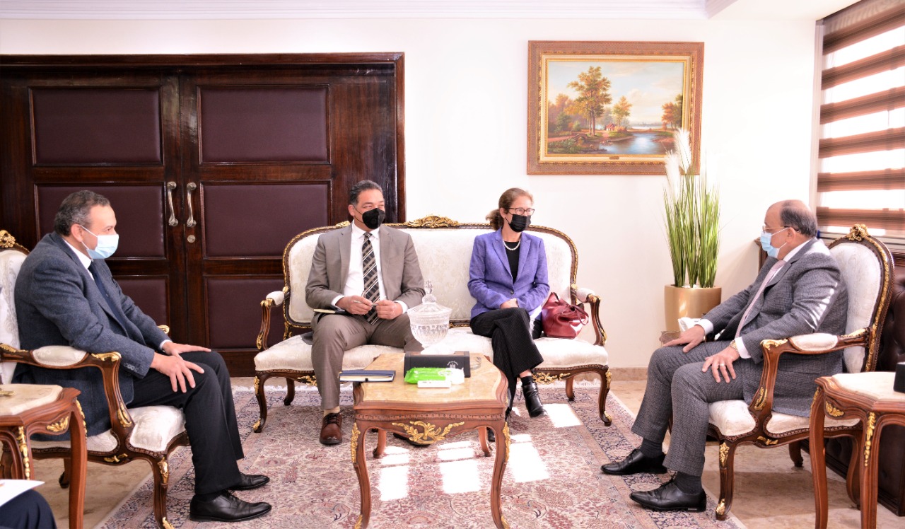 اجتماع وزير التنمية المحلية مع وفد البنك الدولى