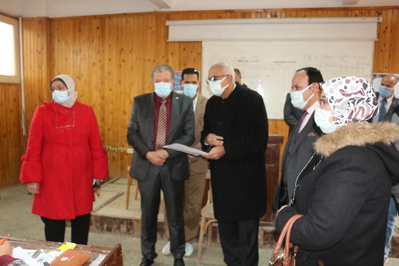 جانب من جولة رىيس الجامعه