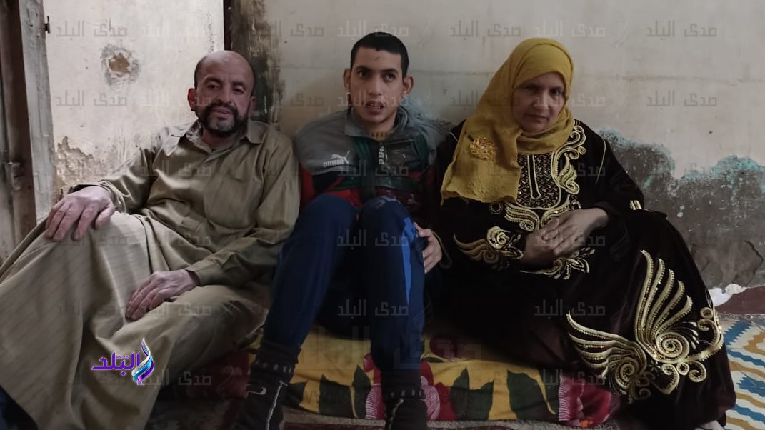 مأساة زياد مريض ضمور المخ.. والده: ربطته في حبل مضطر بيكسر 