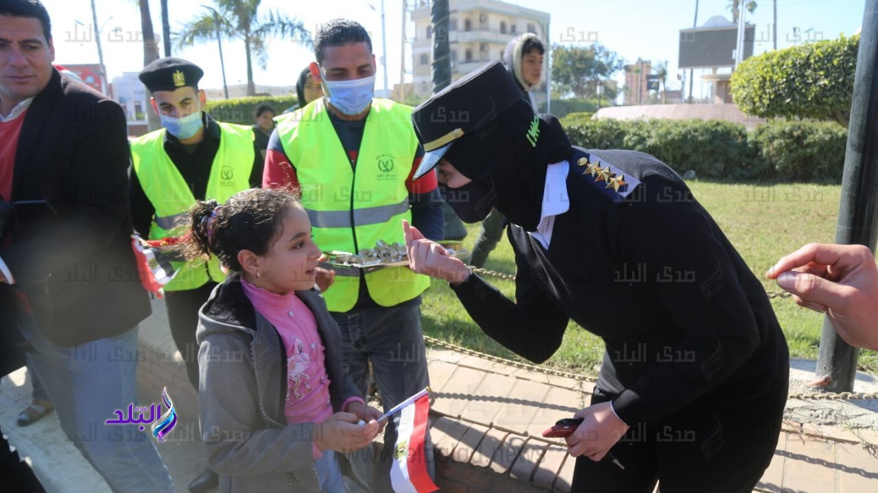 توزيع الهدايا والورود على المواطنين بمناسبة عيد الشرطة