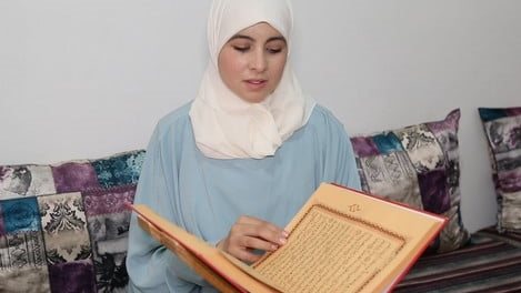 امرأة تقرأ القرآن