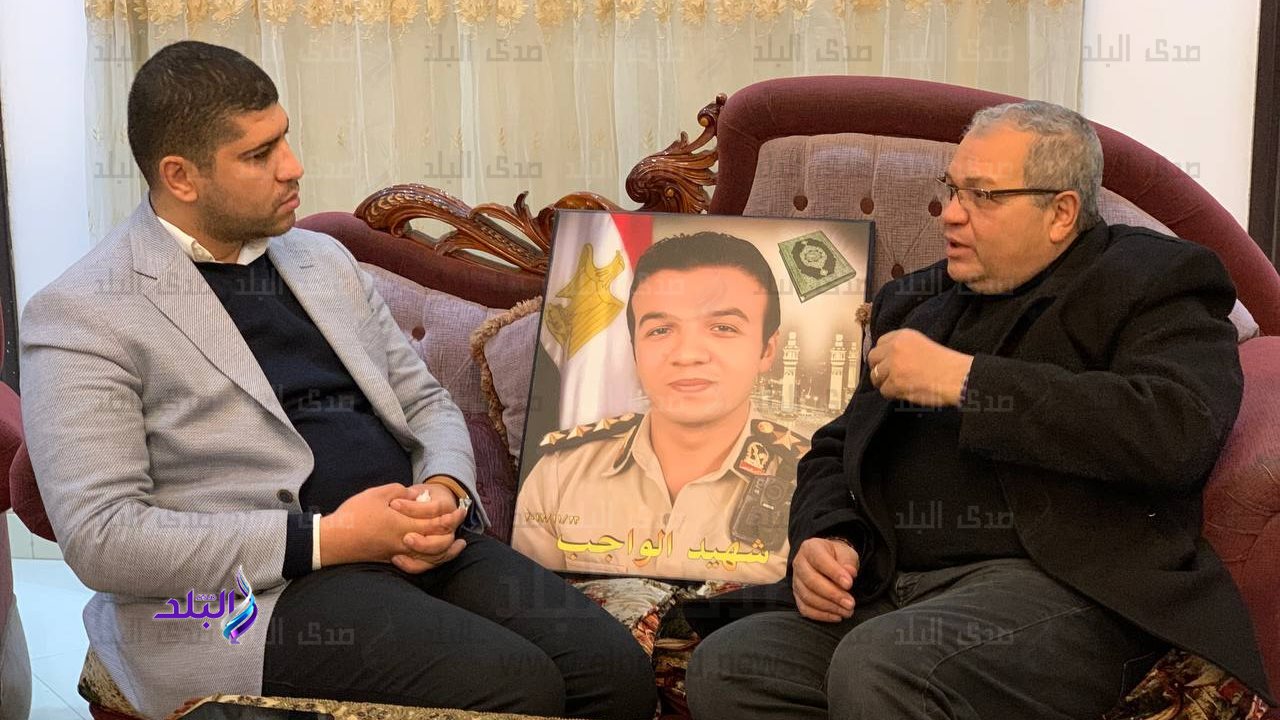 والد الشهيد نقيب مصطفى بدوي مع محرر صدى البلد