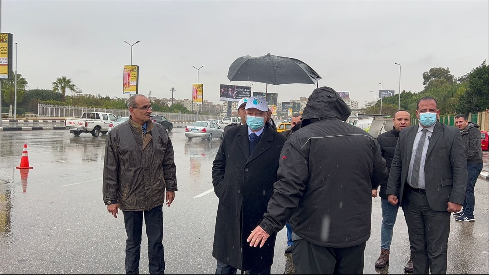 محافظ القاهرة يتابع شفط مياه الأمطار بالشوارع