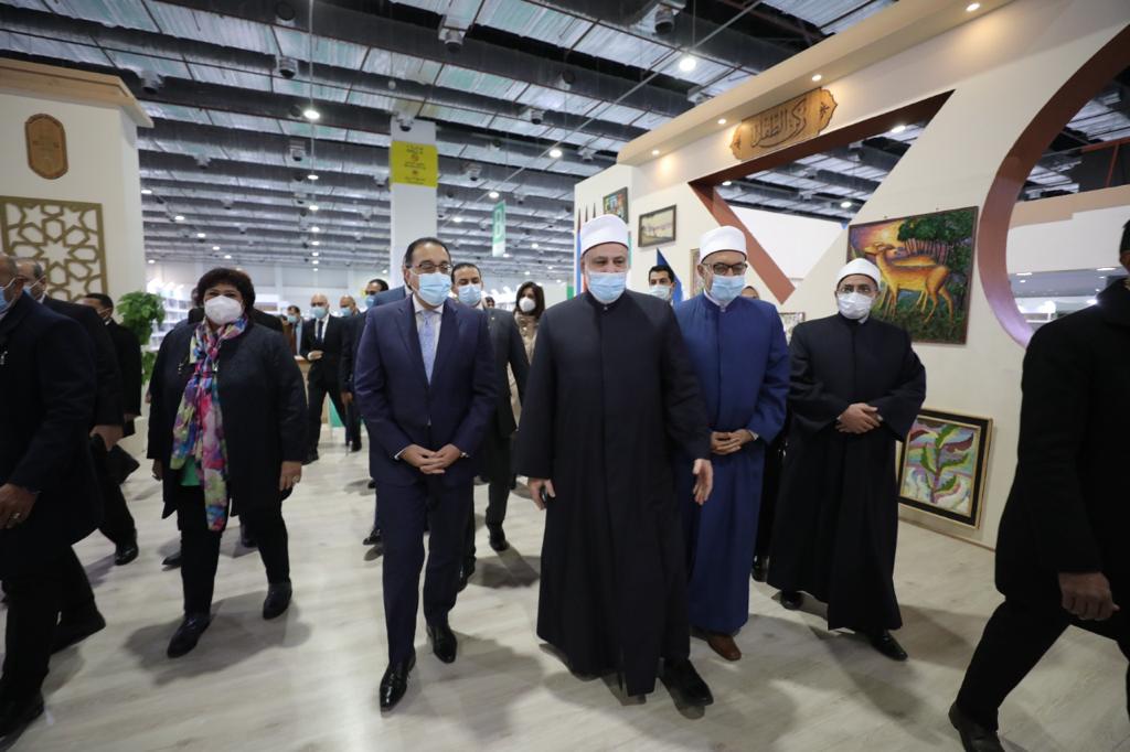 رئيس الوزراء يتفقد جناح الأزهر 