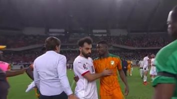 محمد صلاح يواسي لاعبي كوت ديفوار