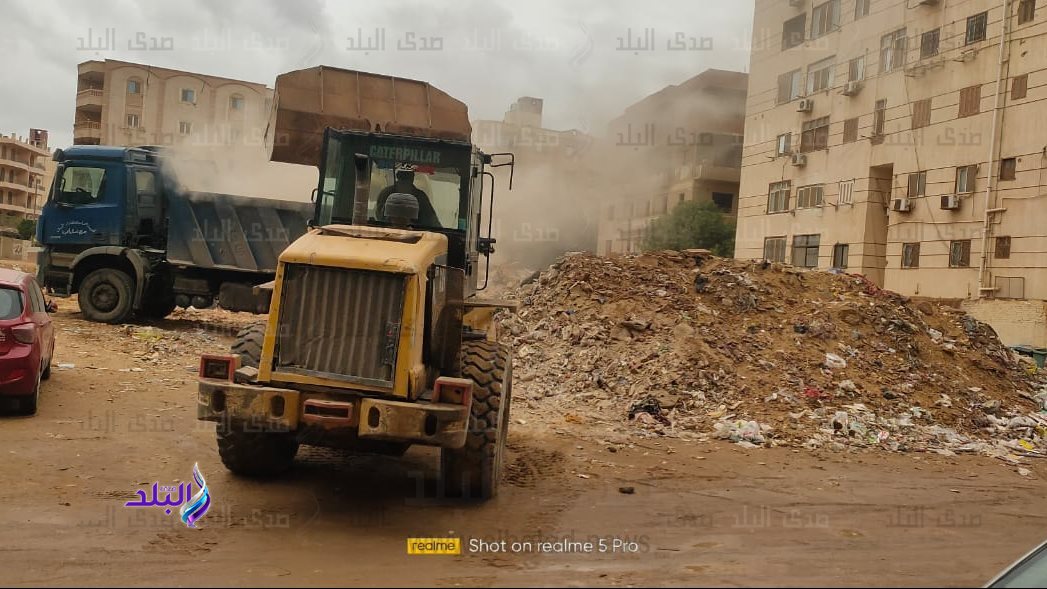 رفع ٩٠٠ طن مخلفات ورتش من قطع أراضي فضاء بحدائق الاهرام
