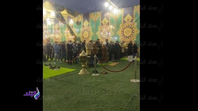 أداء صلاة المغرب داخل سرداق عزاء ياسر رزق 