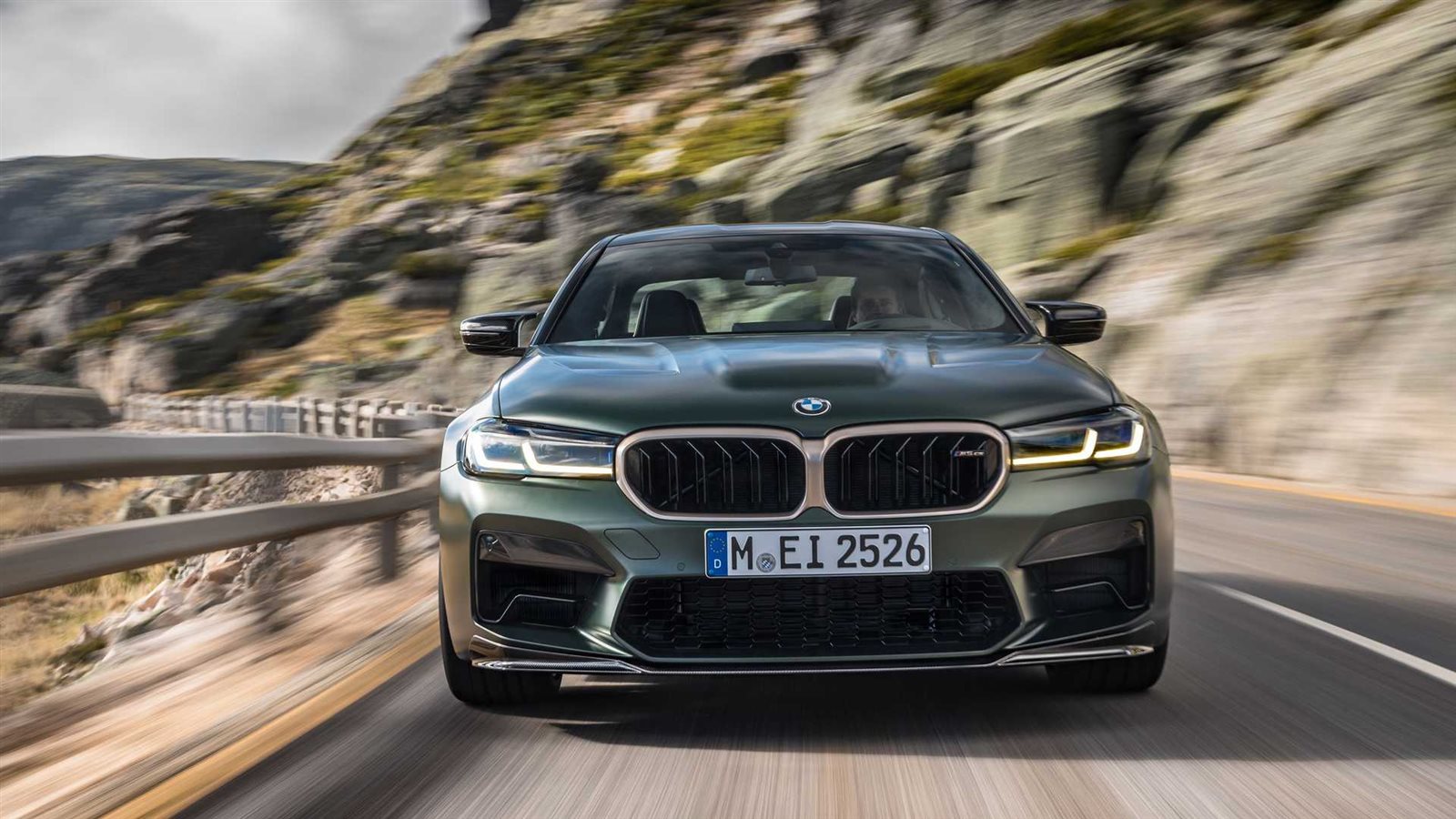 مواجهة حماسية بين ثلاث سيارات سيدان من BMW.. من الفائز ؟