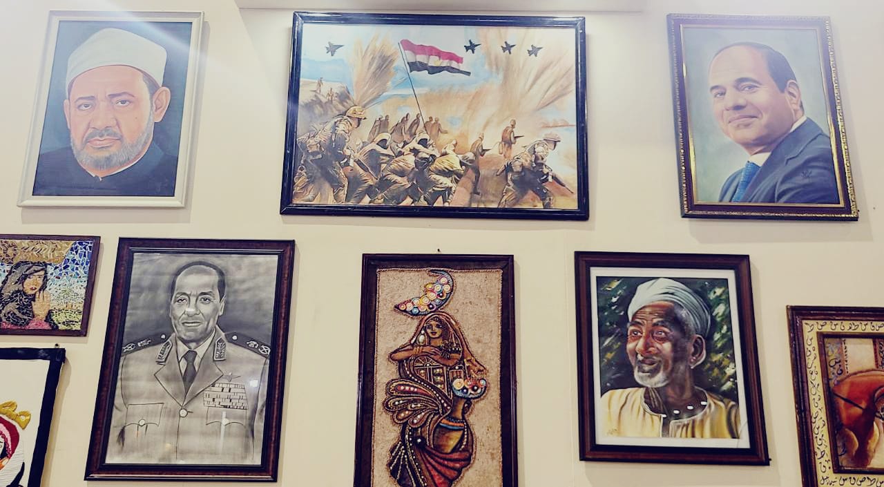 لوحات خلود إسماعيل طالبة أزهرية في جناح الأزهر