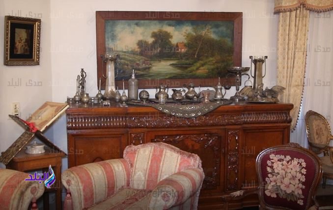 قطعة أثاث عتيقة من مقتنيات الأديب الراحل يحيى حقي