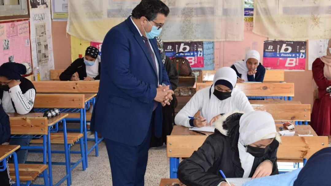عقل يتفقد الامتحانات 