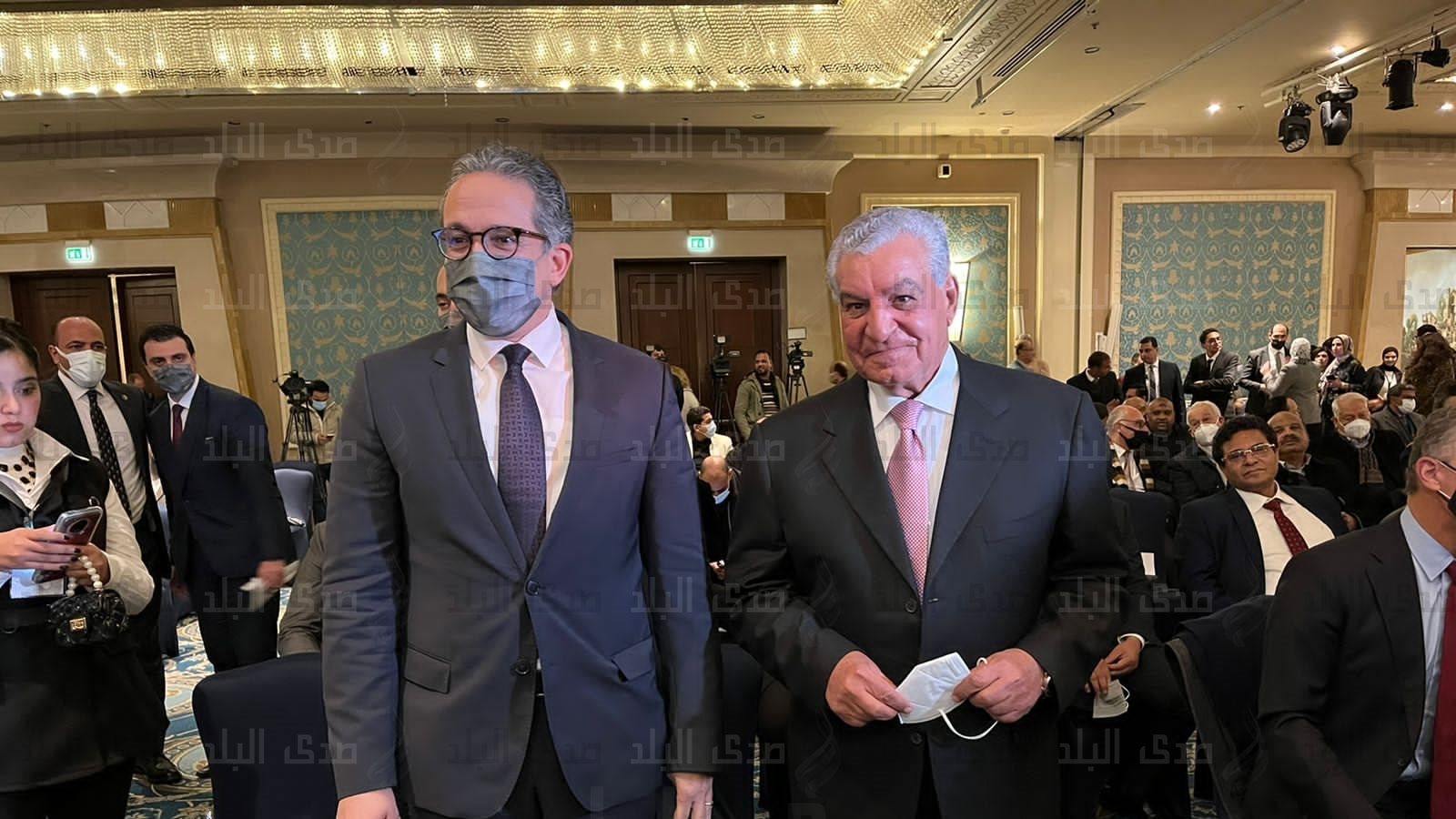 خلال خفل توقيع كتاب دكتور زاهى حواس 
