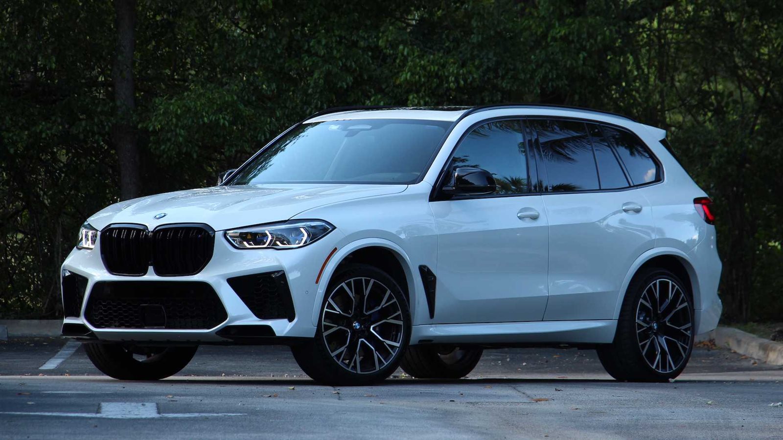BMW X5 M في مواجهة مرسيدس AMG G63 Drag Race خلال سباق تسارع | فيديو