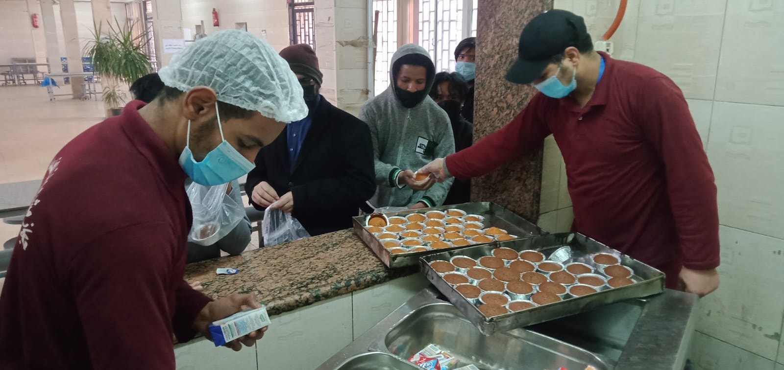 الطلاب الوافدين يتسلمون الوجبات