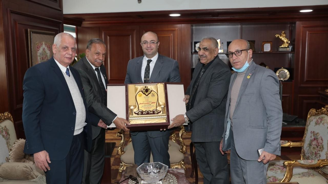 محافظ بني سويف مع نقابة المعلمين