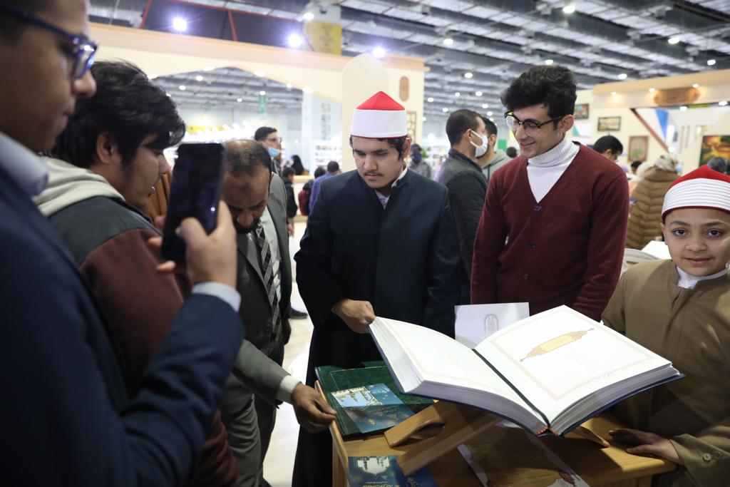 الطالب أكرم جانوف من أوزباكستان أثناء القراءة من مصحف الأزهر