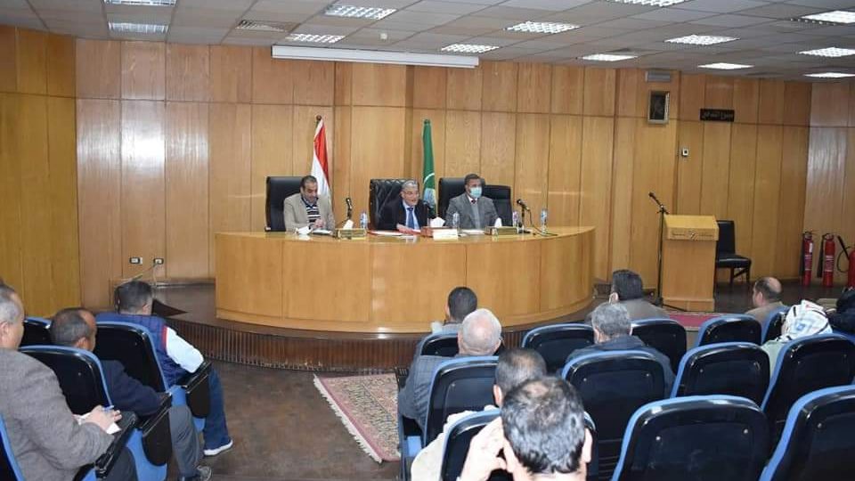 محافظ المنيا خلال الاجتماع 