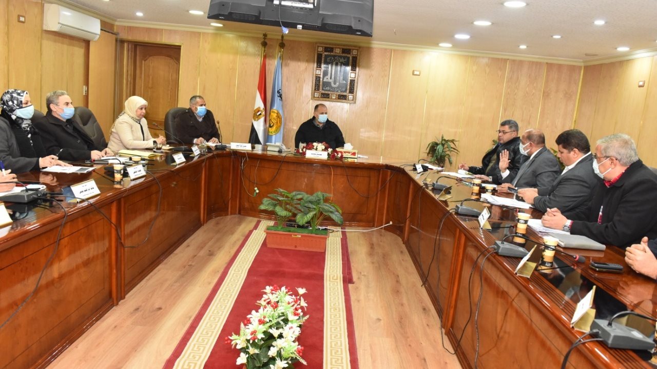 محافظ أسيوط يناقش الموقف التنفيذي لتقنين الأراضي 