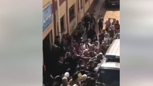  أولياء أمور يحاولون ضرب معلمة لمنعها الغش الجماعي بالدقهلية