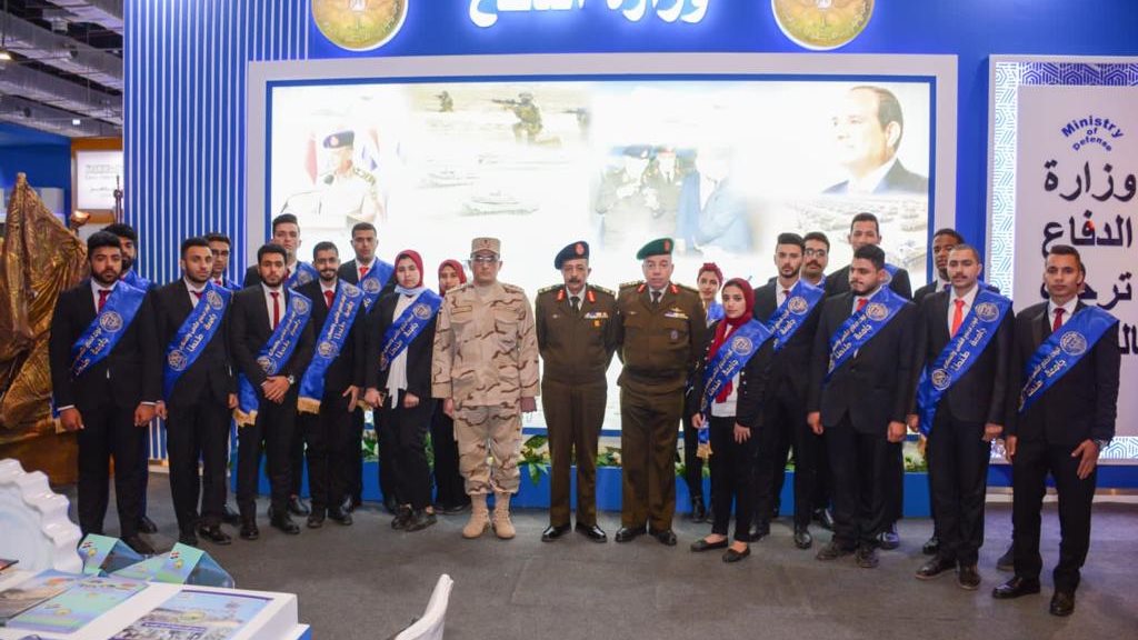 جامعة طنطا تنظم زيارة لجناح وزارة الدفاع بمعرض الكتاب في دور
