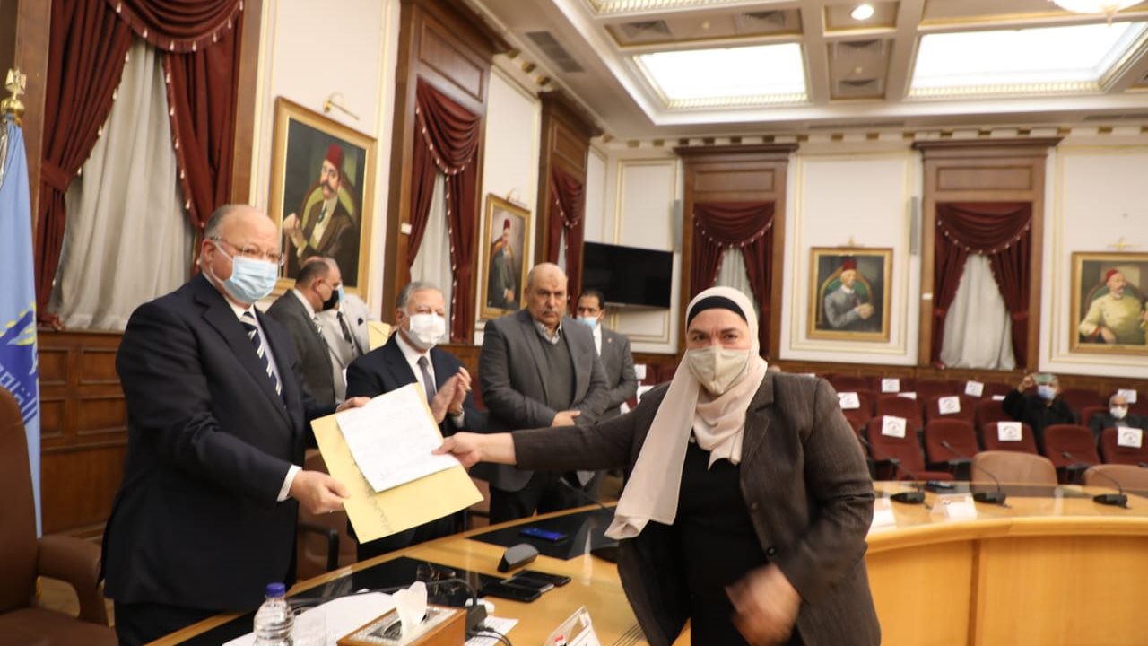 محافظ القاهرة خلال التسليم