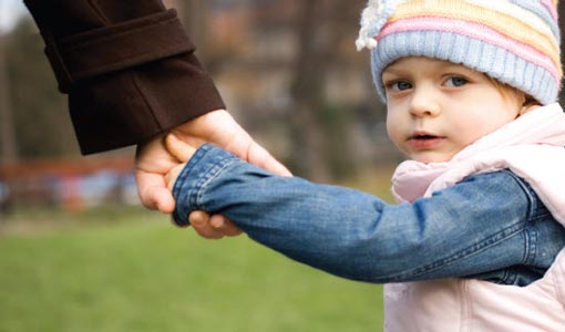 كيف تكون تربية الطفل الصغير على الإيمان والأخلاق؟.. روشتة شرعية من الإفتاء