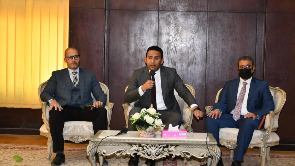 الدكتور محمد عماد نائب محافظ الفيوم أثناء اللقاء