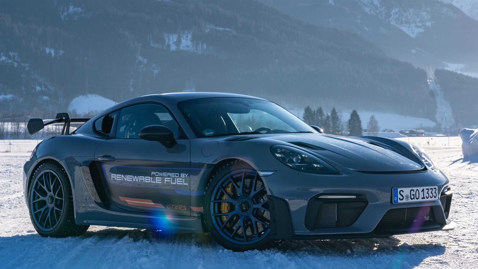 بورشه 718 كايمان GT4 RS تعمل بالوقود الحيوي على مسار جليدي