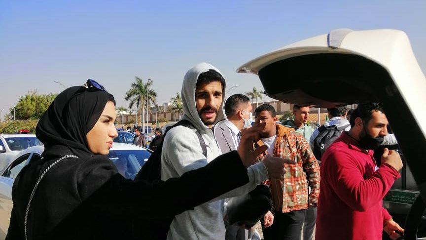 لاعبو الأهلي يودعون أسرهم بالمطار قبل السفر إلى الإمارات