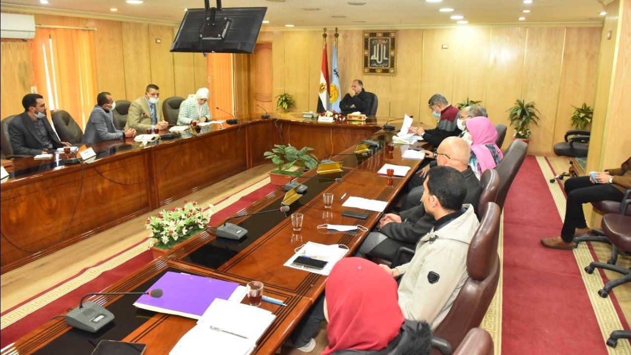  محافظ أسيوط يناقش تنفيذ مشروعات حياة كريمة 