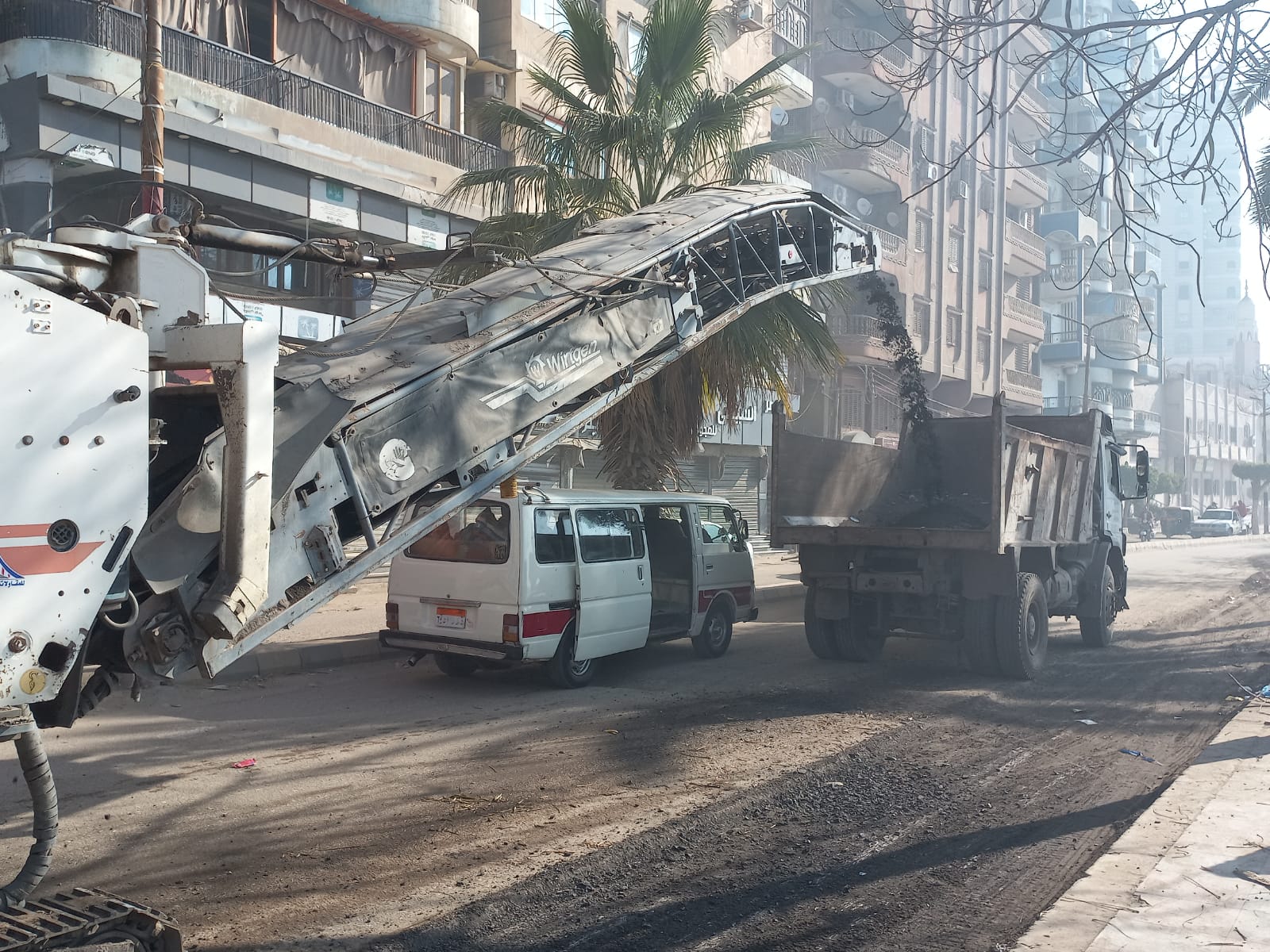 جانب من أعمال الرصف جانب من أعمال الرصف