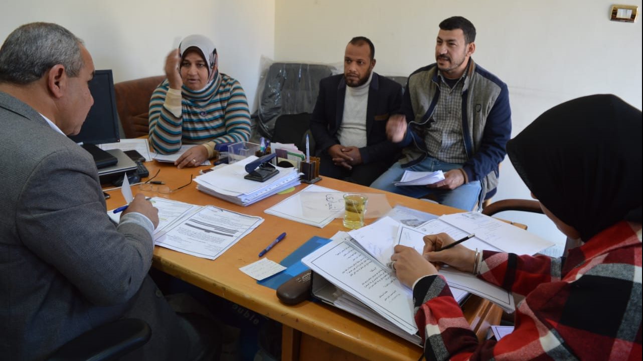 نائب ؤئيس شركة مياه الفيوم أثناء خدمة المواطنيين