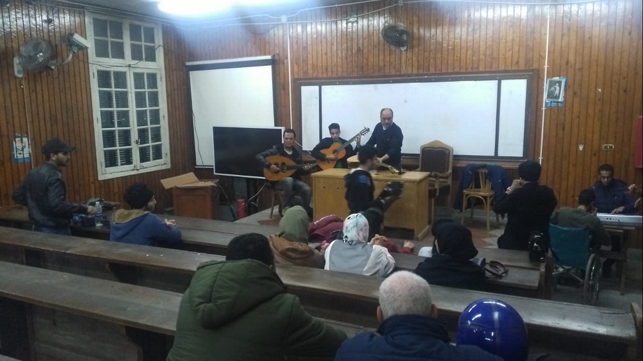 طلاب كلية الاداب جامعة القاهرة 