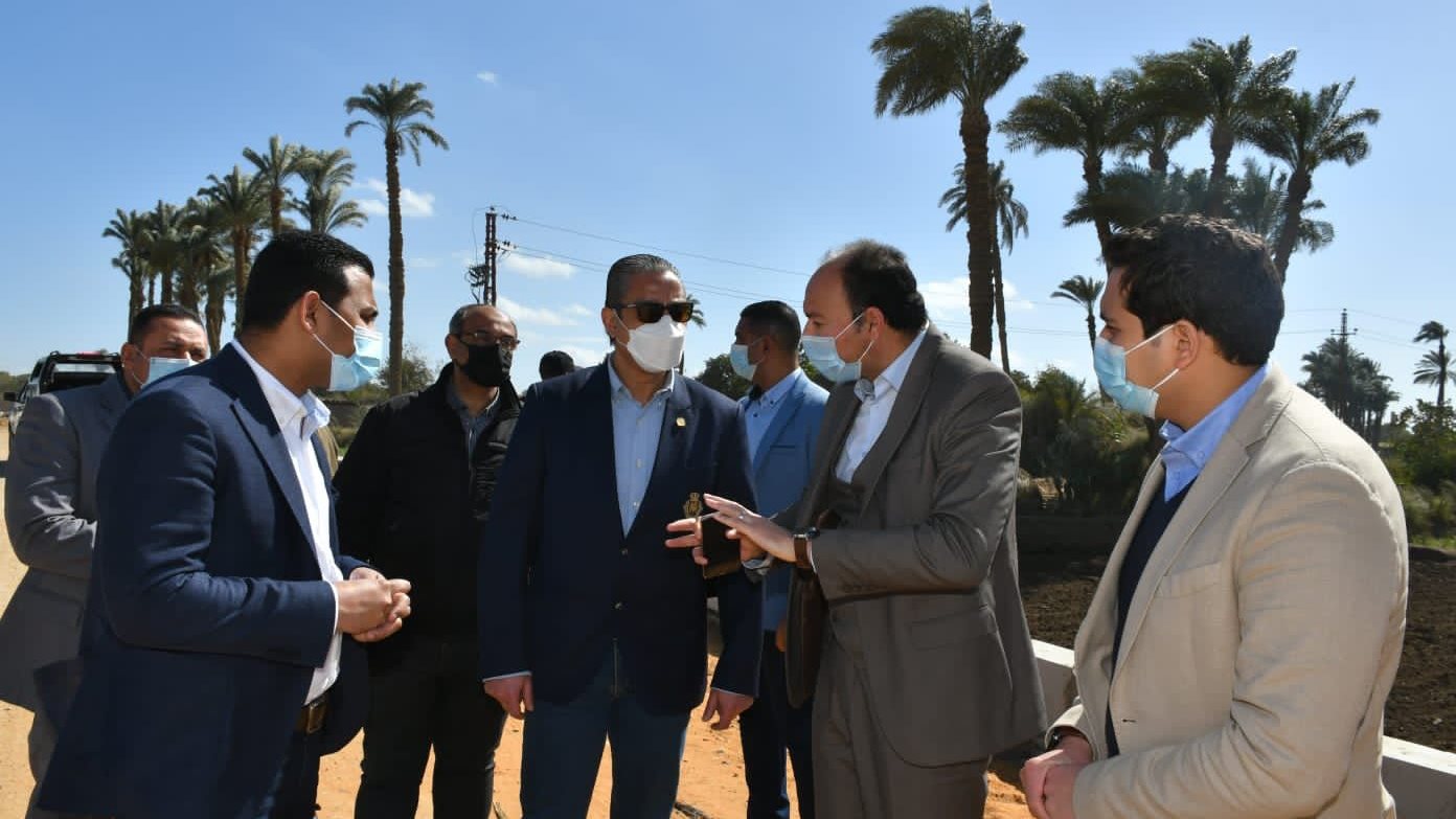 محافظ الفيوم أثناء الجولة